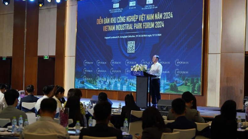 Delegates speak at the Forum. Delegates speak at the Forum.