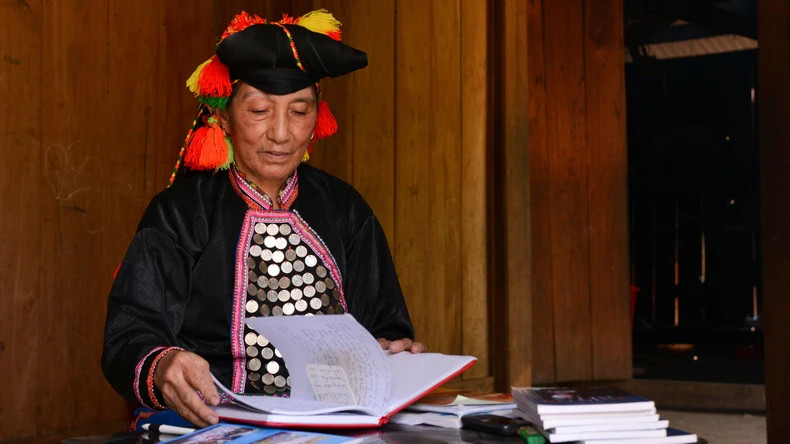 Xuan regularly collects and participates in writing books about the customs and culture of the Si La people. Xuan regularly collects and participates in writing books about the customs and culture of the Si La people.