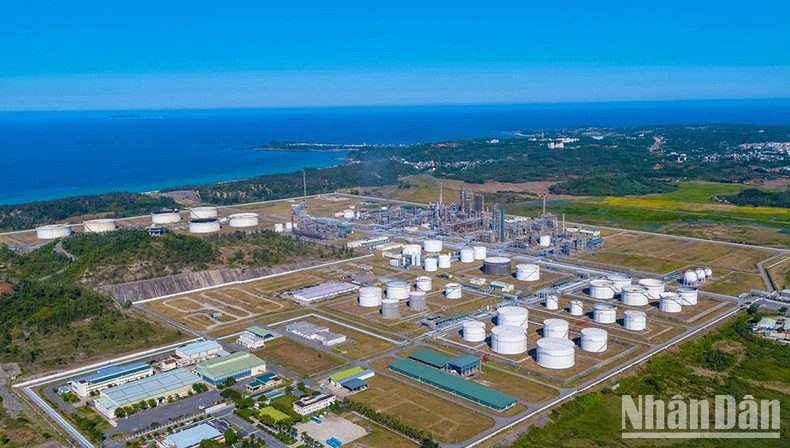 Dung Quat Oil Refinery, the "magnet" attracting investment to Dung Quat Economic Zone. Dung Quat Oil Refinery, the "magnet" attracting investment to Dung Quat Economic Zone.