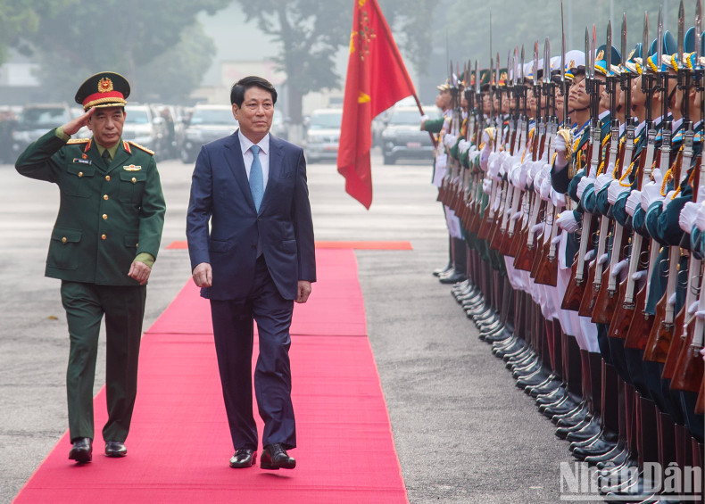 President Luong Cuong inspects the Guard of Honour of the Vietnam People's Army at the conference.