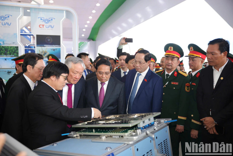On the morning of December 19, after the opening ceremony, Prime Minister Pham Minh Chinh and other Party and State leaders also visited the expo. As seen in the photo, the Prime Minister visited the exhibition booth of CT Group. At the exhibition space of the Ministry of Science and Technology, CT Group introduced high-tech products such as unmanned aerial vehicles (UAVs) of CT UAV, semiconductor chips of CT Semiconductor, carbon credits of ASEAN-CCTPA Carbon Credit Exchange Joint Stock Company, and artificial intelligence (AI) of CTOptimal. On the morning of December 19, after the opening ceremony, Prime Minister Pham Minh Chinh and other Party and State leaders also visited the expo. As seen in the photo, the Prime Minister visited the exhibition booth of CT Group. At the exhibition space of the Ministry of Science and Technology, CT Group introduced high-tech products such as unmanned aerial vehicles (UAVs) of CT UAV, semiconductor chips of CT Semiconductor, carbon credits of ASEAN-CCTPA Carbon Credit Exchange Joint Stock Company, and artificial intelligence (AI) of CTOptimal.