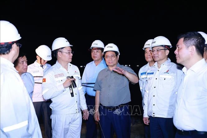 Prime Minister Pham Minh Chinh visits the Centre for Energy Industry and Port Logistics Services of the PetroVietNam Technical Service Corporation. (Photo: Duong Giang/VNA)