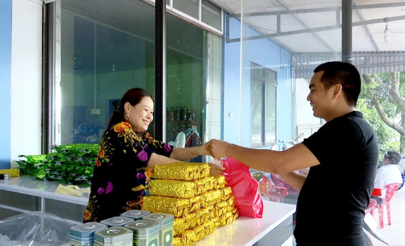 Hai Ha's tea products have packaging, labels, and barcodes for traceability. Hai Ha's tea products have packaging, labels, and barcodes for traceability.