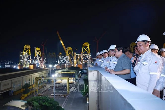 Prime Minister Pham Minh Chinh visits the Centre for Energy Industry and Port Logistics Services of the PetroVietNam Technical Service Corporation. (Photo: Duong Giang/VNA)
