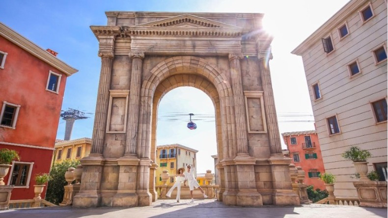 Hoang Hon (Sunset) Town makes visitors feel like they are lost in the Amalfi region of the Mediterranean. Hoang Hon (Sunset) Town makes visitors feel like they are lost in the Amalfi region of the Mediterranean.