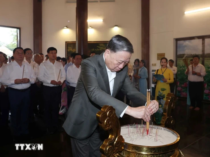 General Secretary To Lam offered incense to commemorate Nguyen Sinh Sac, the father of beloved President Ho Chi Minh, also known as ‘Pho bang’ (doctorate, second class), who passed the palace examinations in the imperial capital.