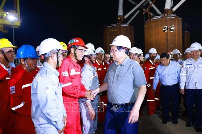 Prime Minister Pham Minh Chinh visits the Centre for Energy Industry and Port Logistics Services of the PetroVietNam Technical Service Corporation. (Photo: Duong Giang/VNA)