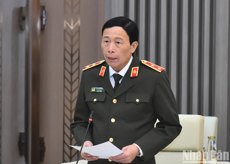 Deputy Minister of Public Security Le Quoc Hung presents a report at the working session.
