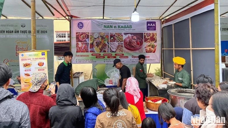 Pakistani cuisine stands out with agile and skilful chefs, constantly welcoming tourists in a friendly and enthusiastic manner.