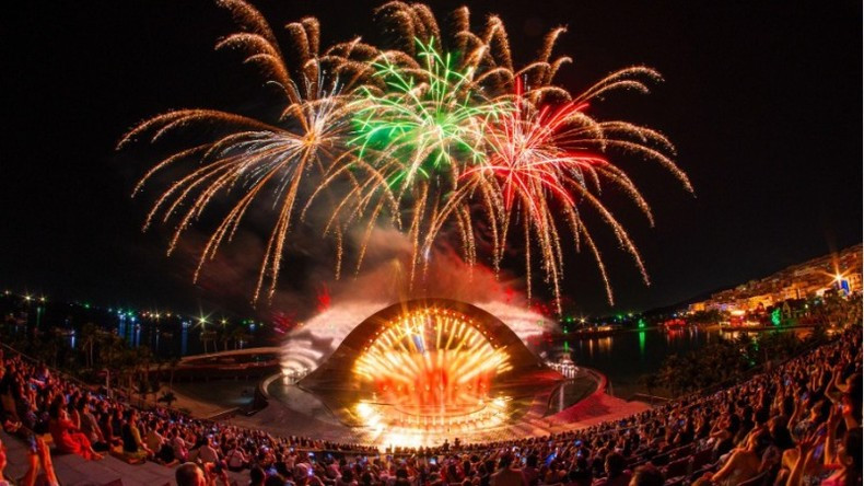 “Galaxy of Fireworks” after the Kiss of the Sea show lit up the Phu Quoc night sky. “Galaxy of Fireworks” after the Kiss of the Sea show lit up the Phu Quoc night sky.