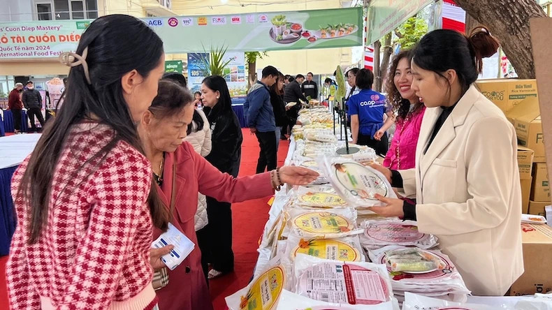 Vietnamese booths attract many visitors to learn and shop, with a variety of products from the Northern mountainous regions to the Central Coast and the Southwest.