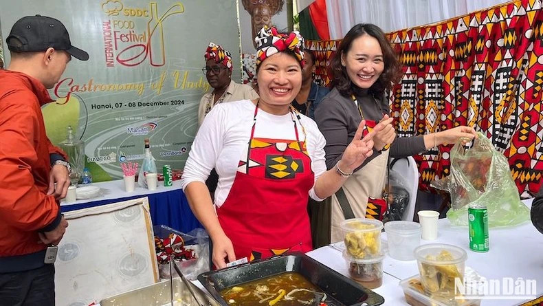 The joy of the staff of the Angolan Embassy in Vietnam when the goods were "sold out" very early. The baobab juice and African-style fish sauce, although coming from a culture thousands of miles away, are still very popular with diners in the capital.