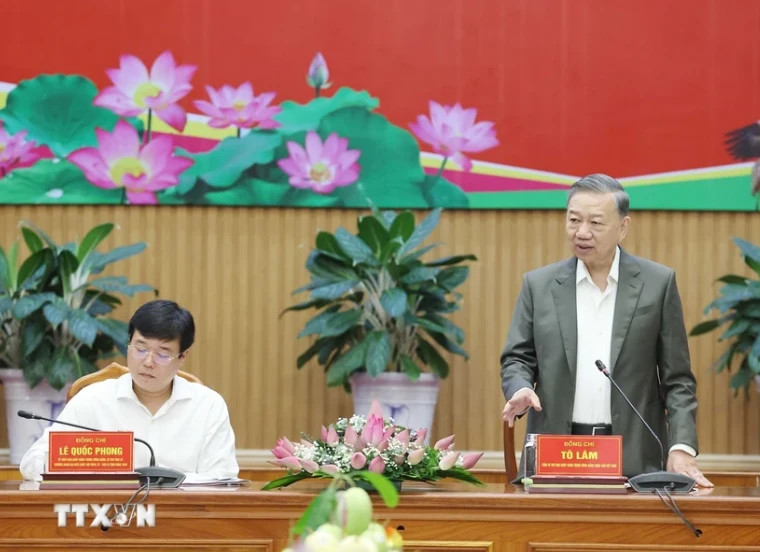 General Secretary To Lam speaks.