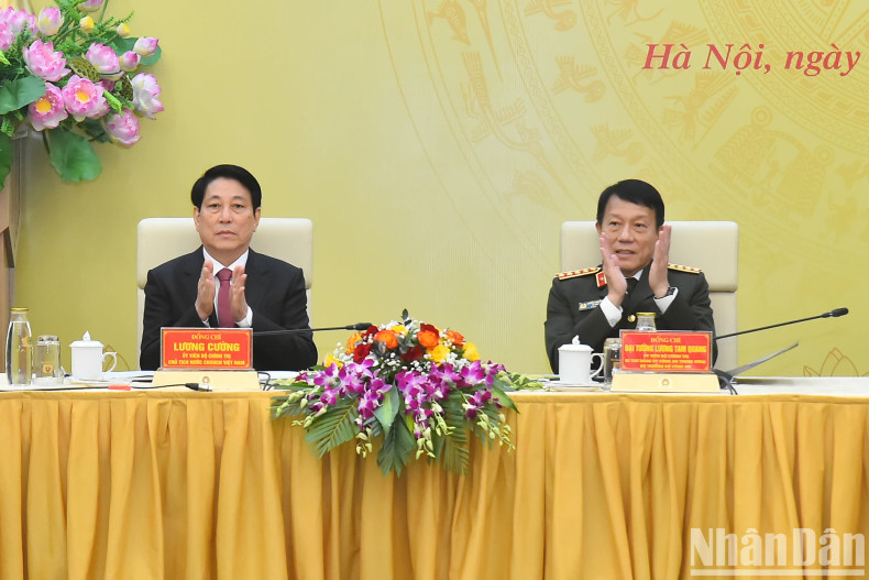 President Luong Cuong and Minister of Public Security Luong Tam Quang at the working session.