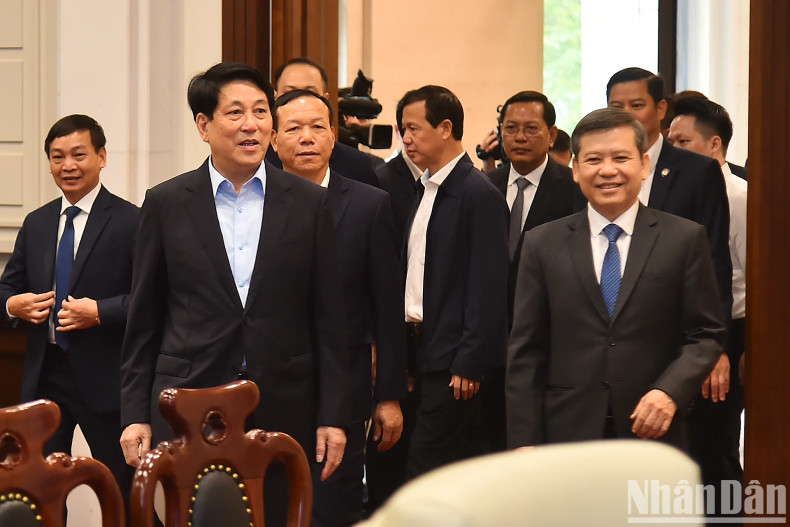President Luong Cuong and delegates visit the Centre for Monitoring and Operation of the Supreme People's Court. President Luong Cuong and delegates visit the Centre for Monitoring and Operation of the Supreme People's Court.