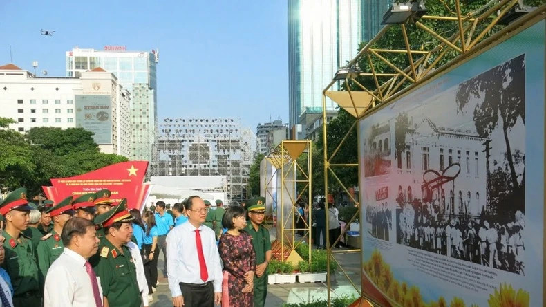 The exhibition attracts many visitors The exhibition attracts many visitors