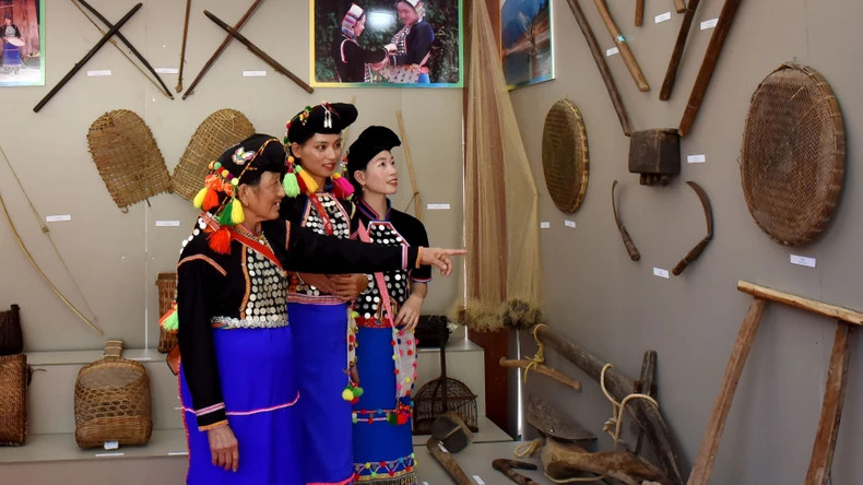 Artisan Hu Co Xuan introduces the space displaying daily living utensils and tools of the Si La people. Artisan Hu Co Xuan introduces the space displaying daily living utensils and tools of the Si La people.