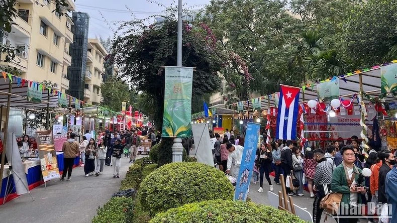 Receiving the attention and love of the public, the festival welcomed a large number of visitors despite the cold and rainy weather that has just spread to the Northern region.