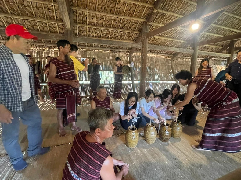 Tourists experience drinking rice wine with the Cho Ro people (Dong Nai).