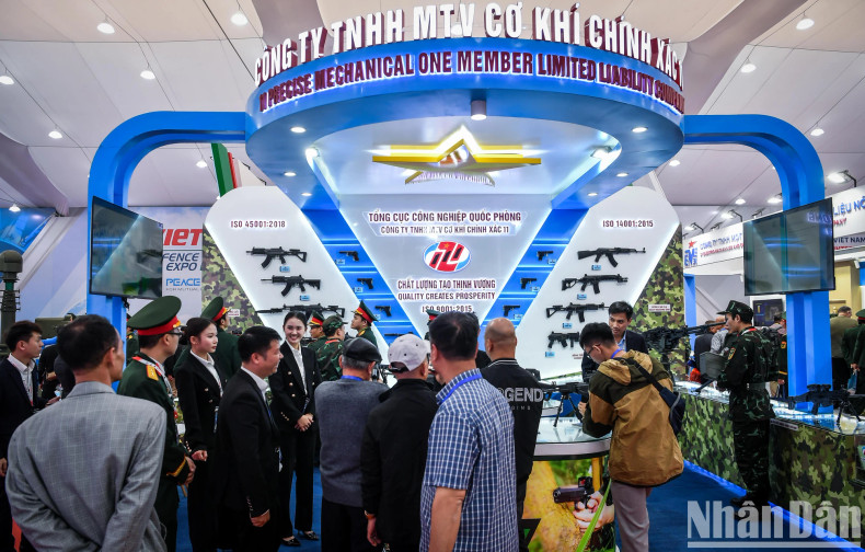 Visitors expressed their interest in the exhibition booth of the General Department of Defence Industry. Visitors expressed their interest in the exhibition booth of the General Department of Defence Industry.