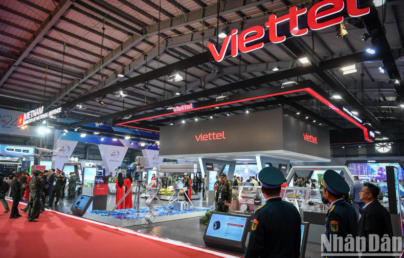 The Vietnam International Defence Exhibition 2024 was officially opened on December 19. The exhibition spans a total area of over 100,000m2, with an indoor display area of 15,000m2 (double that of the 2022 exhibition) and an outdoor area of over 20,000m2. The Vietnam International Defence Exhibition 2024 was officially opened on December 19. The exhibition spans a total area of over 100,000m2, with an indoor display area of 15,000m2 (double that of the 2022 exhibition) and an outdoor area of over 20,000m2.