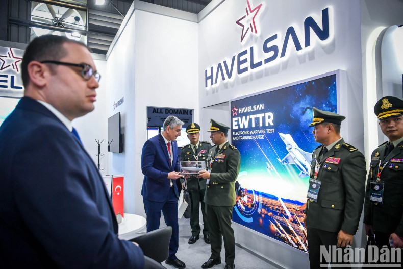 According to the Organising Committee, the Vietnam International Defence Expo 2024 aims to strengthen and expand international cooperation, defence diplomacy; build trust between Vietnam and countries around the world; share defence foreign policies and guidelines; advocate building the army and developing the defence industry; and create conditions for countries, companies, and domestic and international enterprises to introduce, display products, and seek opportunities to expand cooperation. According to the Organising Committee, the Vietnam International Defence Expo 2024 aims to strengthen and expand international cooperation, defence diplomacy; build trust between Vietnam and countries around the world; share defence foreign policies and guidelines; advocate building the army and developing the defence industry; and create conditions for countries, companies, and domestic and international enterprises to introduce, display products, and seek opportunities to expand cooperation.