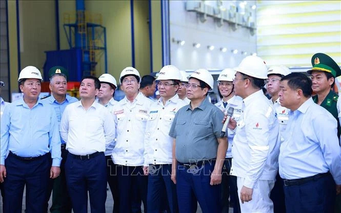 Prime Minister Pham Minh Chinh visits the Centre for Energy Industry and Port Logistics Services of the PetroVietNam Technical Service Corporation. (Photo: Duong Giang/VNA)