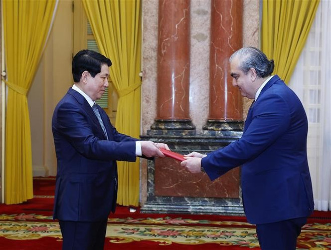 State President Luong Cuong receives credentials from Bolivian Ambassador Hugo Jose Siles Nunez de Prado. (Photo: VNA)