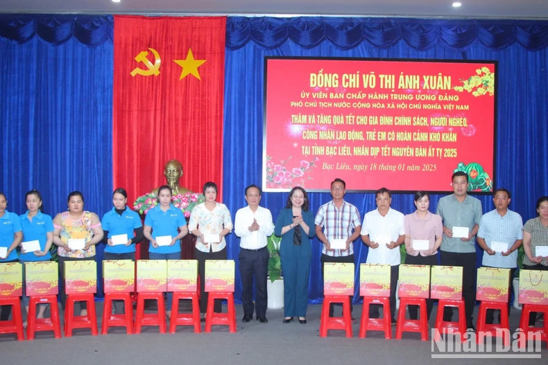 Vice President Vo Thi Anh Xuan and Chairman of the Bac Lieu Provincial People's Committee Pham Van Thieu presented Tet gifts to disadvantaged households.