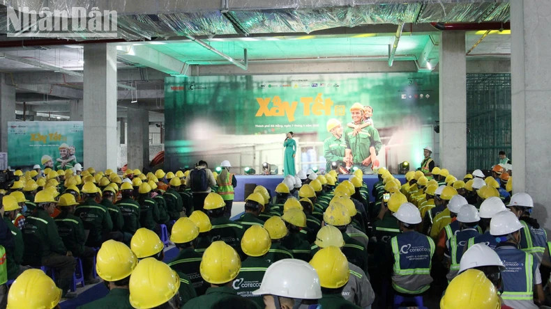 The "Xay Tet 2025" programme will present more than 18,500 Tet gifts to workers nationwide. The "Xay Tet 2025" programme will present more than 18,500 Tet gifts to workers nationwide.