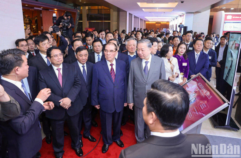 General Secretary To Lam, President Luong Cuong, Prime Minister Pham Minh Chinh, National Assembly Chairman Tran Thanh Man and other Party and State leaders visit the science and technology exhibition.