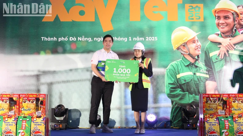 Pharmacity presents 1,000 Tet gifts to workers and labourers. Pharmacity presents 1,000 Tet gifts to workers and labourers.