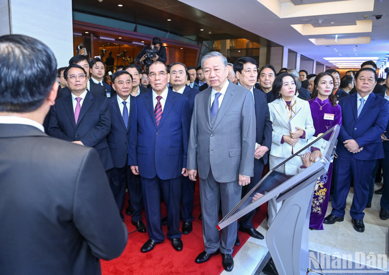 General Secretary To Lam and Party and State leaders visit the science and technology exhibition.