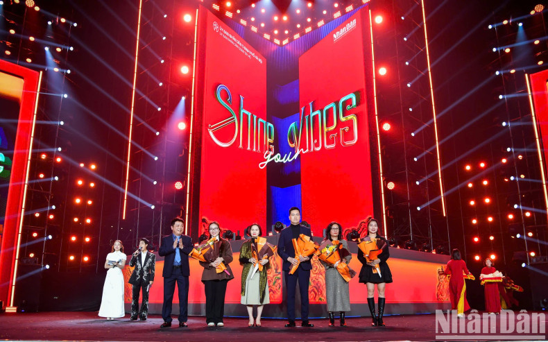 The representative of the Organising Committee presented flowers to the sponsors. The program is accompanied by advertising media units Saigon-Hanoi Commercial Joint Stock Bank (SHB), T&T Group Joint Stock Company, Suntravel Trade Union Tourism Joint Stock Company, Hanoi Beer-Alcohol-Beverage Corporation (HABECO), Vietnam National Petroleum Group (Petrolimex), Eurowindow Holding Joint Stock Company, Ha Anh Aviation Tourism Joint Stock Company, MobiFone Telecommunications Corporation and Tachudu Tourism and Events Company Limited.