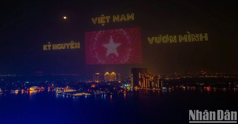 The message of 'Vietnam - The new era of national development' is brilliantly recreated in the night sky.