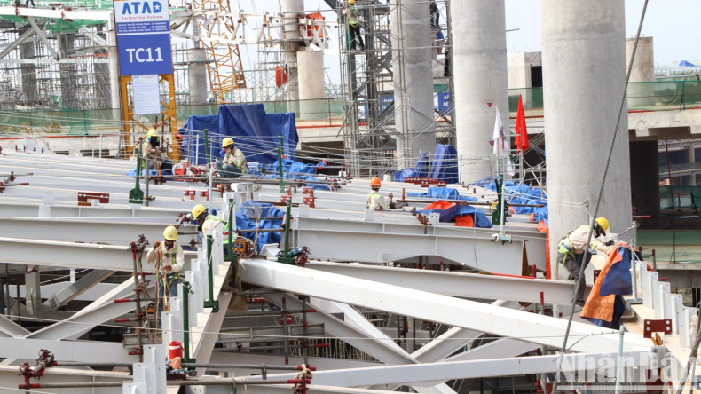 Workers constructing the roof of the Long Thanh Airport passenger terminal. Workers constructing the roof of the Long Thanh Airport passenger terminal.