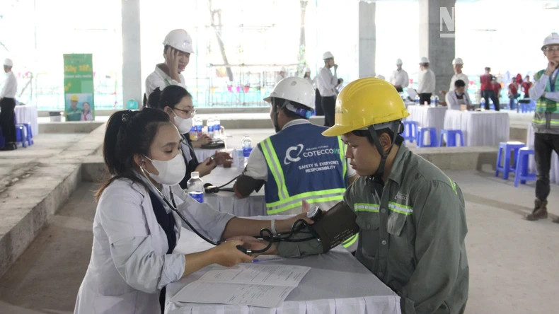 Health check-up for workers. Health check-up for workers.