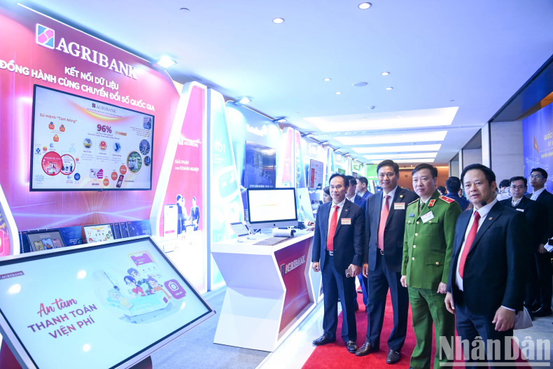 Delegates visit the Agribank exhibition booth.