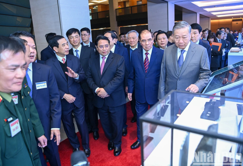 General Secretary To Lam and Party and State leaders listen to an introduction to Viettel Group's science and technology products.