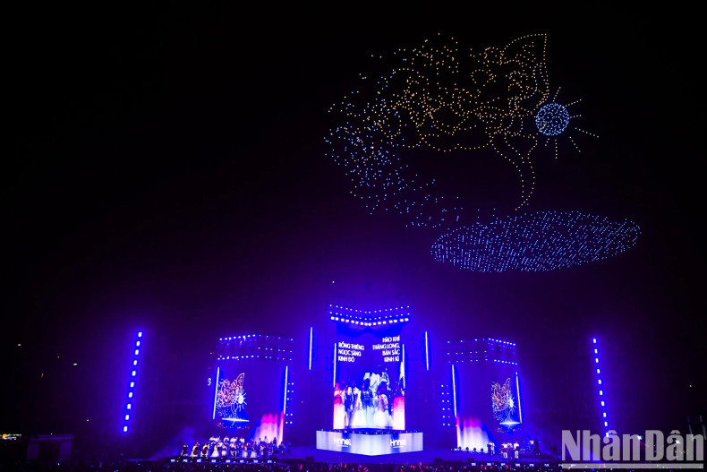 The audience admires the 2,025 drones flying in the night sky.