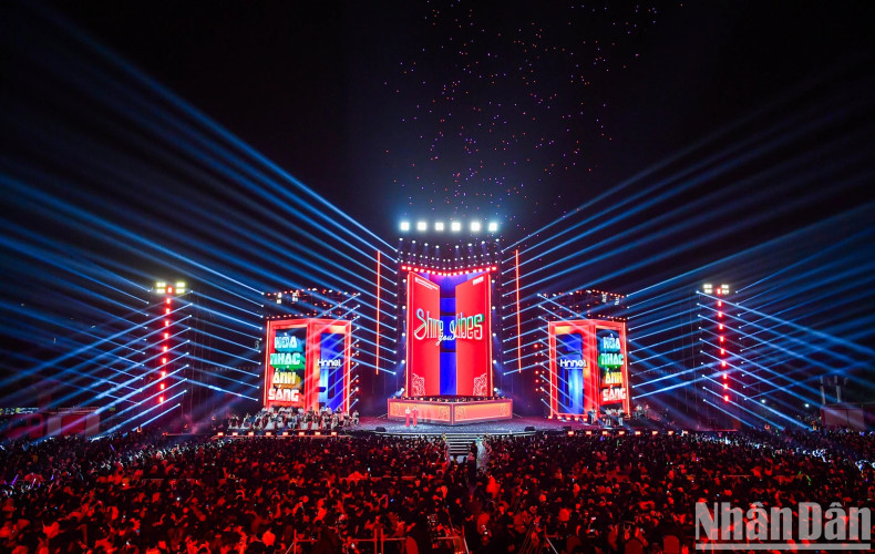 The 'Light Concert - Welcome New Year 2025' programme, with the theme "Shine Your Vibes", is part of the series of activities of the Hanoi International Light Festival 2025, organised by Nhan Dan Newspaper, Hanoi People's Committee and Tay Ho District People's Committee, organised by Sun Bright Art Creative And Events Joint Stock Company and LoonEyes Studio LLC deploying drones to open freely to the public.