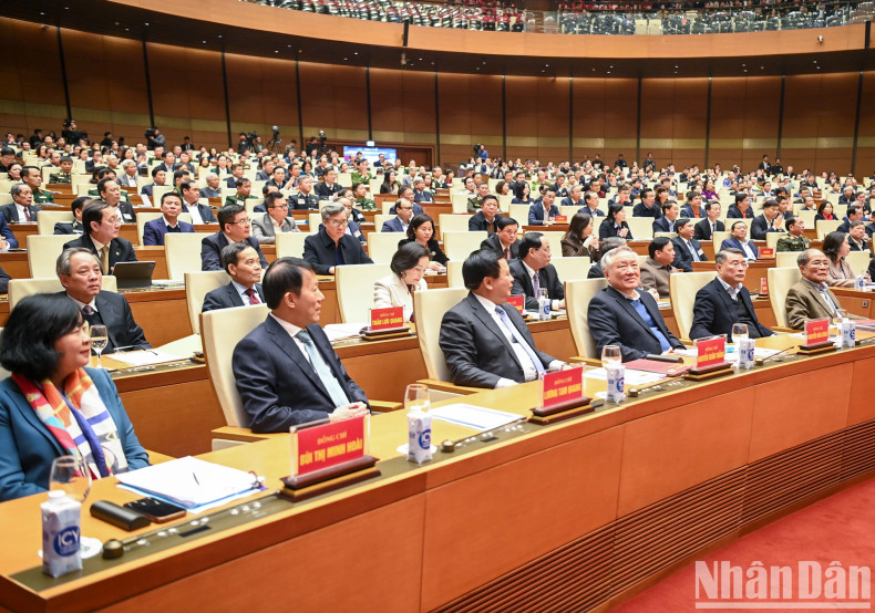 Leaders, former leaders of the Party and State and delegates attending the conference.