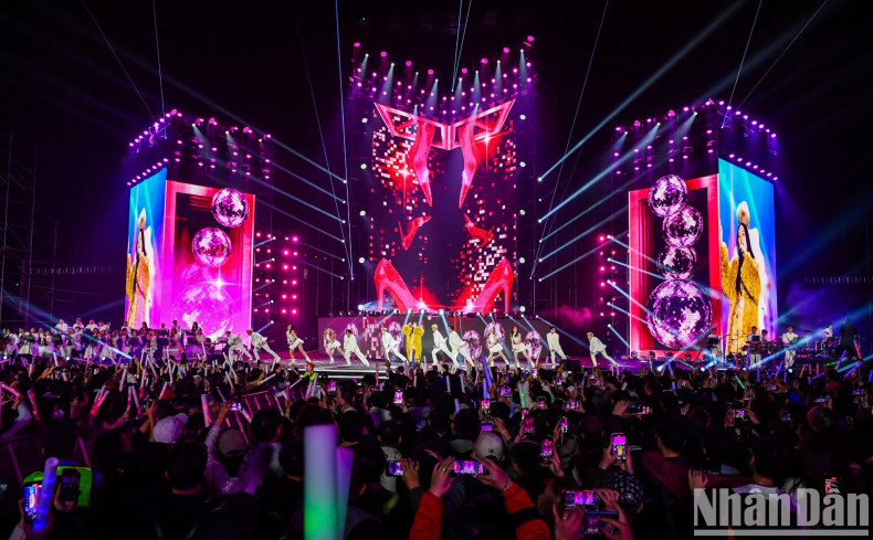 The audience exploded with the performance of the female artist.