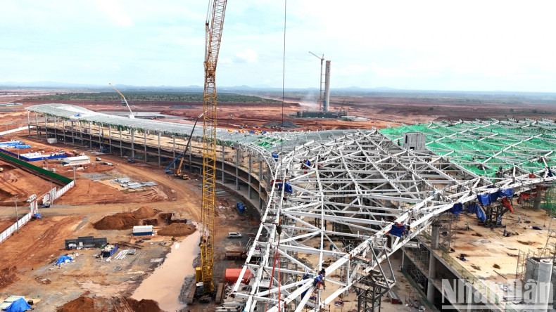 The production of the main steel truss for the passenger terminal steel structure has been 100% complete in the ancillary area and 61% in the central area. The production of the main steel truss for the passenger terminal steel structure has been 100% complete in the ancillary area and 61% in the central area.