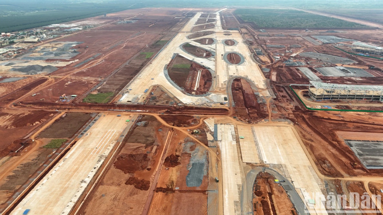 For package 4.6, construction of the runway, taxiway, and aircraft parking lot, after more than 1 year since the start of construction, the joint venture contractor has completed the foundation and foundation layers and is implementing the surface layer, with the volume reaching about 94% of the plan. For package 4.6, construction of the runway, taxiway, and aircraft parking lot, after more than 1 year since the start of construction, the joint venture contractor has completed the foundation and foundation layers and is implementing the surface layer, with the volume reaching about 94% of the plan.