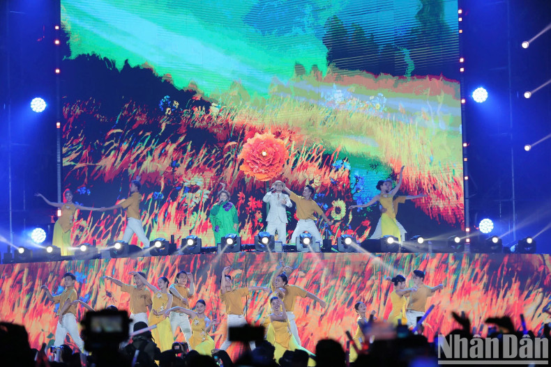 The impressive collaboration between People's Artist Thanh Hoa and rapper Ha Le brought a "new look", both gentle and modern to the song 'Spring in rice-growing village, flower village'.