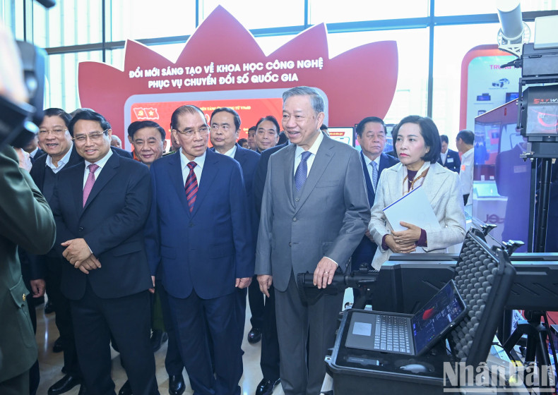 General Secretary To Lam and Party and State leaders visit the science and technology exhibition.