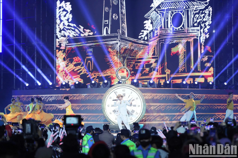 Artist Ha Le with the song Nho Ve Ha Noi (Remembering Hanoi).