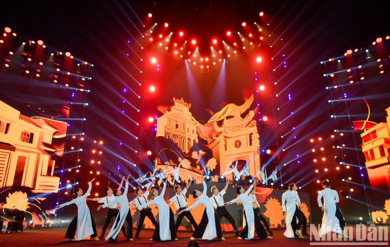 Singer Do Hoang Hiep and the choir open the programme with the song 'Nguoi Ha Noi' (Hanoians).