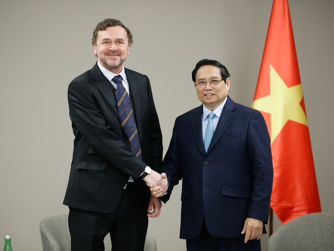PM Pham Minh Chinh (R) and Pavel Tykač, the owner of Seven Global Investments and SK Slavia Praha Football Club. (Photo: VNA)